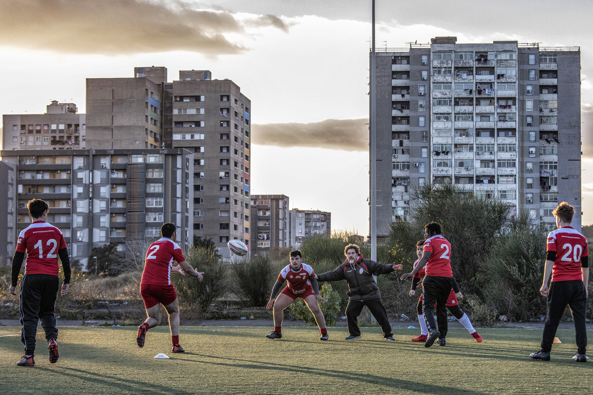 With the U-17 boys team, as with everyone else, Mancuso (in black) pushes the core of rugby: “It’s not enough to have very good players. You also have to work together.”