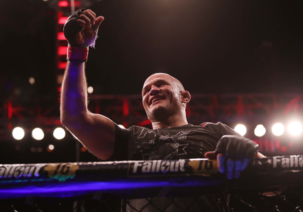 Junior Dos Santos.
