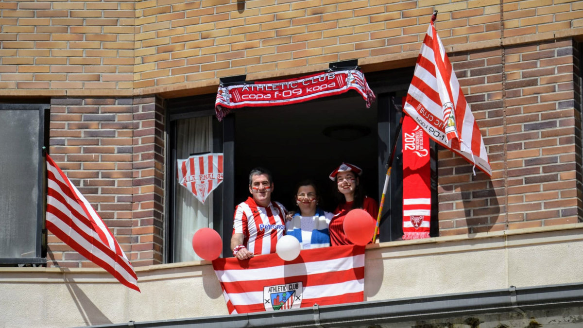 Athletic Bilbao fans decorate their home