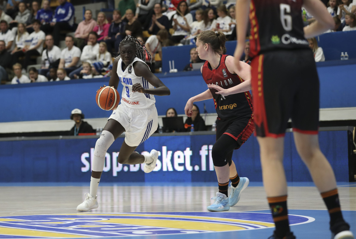 Awak Kuier dribbles in a Finland jersey
