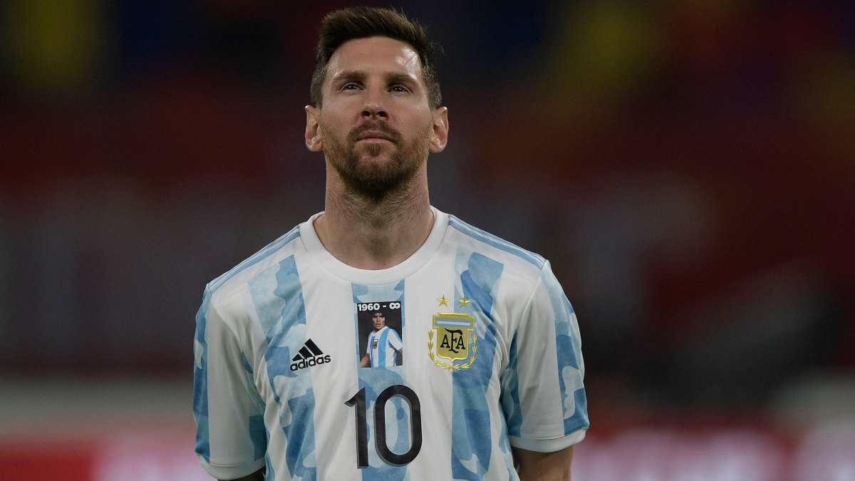 Lionel Messi wears a tribute kit to Diego Maradona