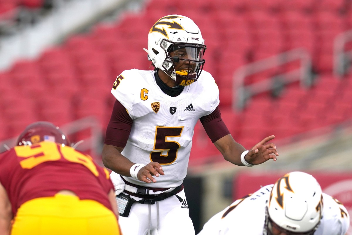 Jayden Daniels pre snap