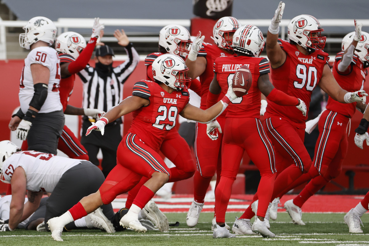 Nephi Sewell (29) celebrates a fumble recovery in the fourth quarter against Washington State.