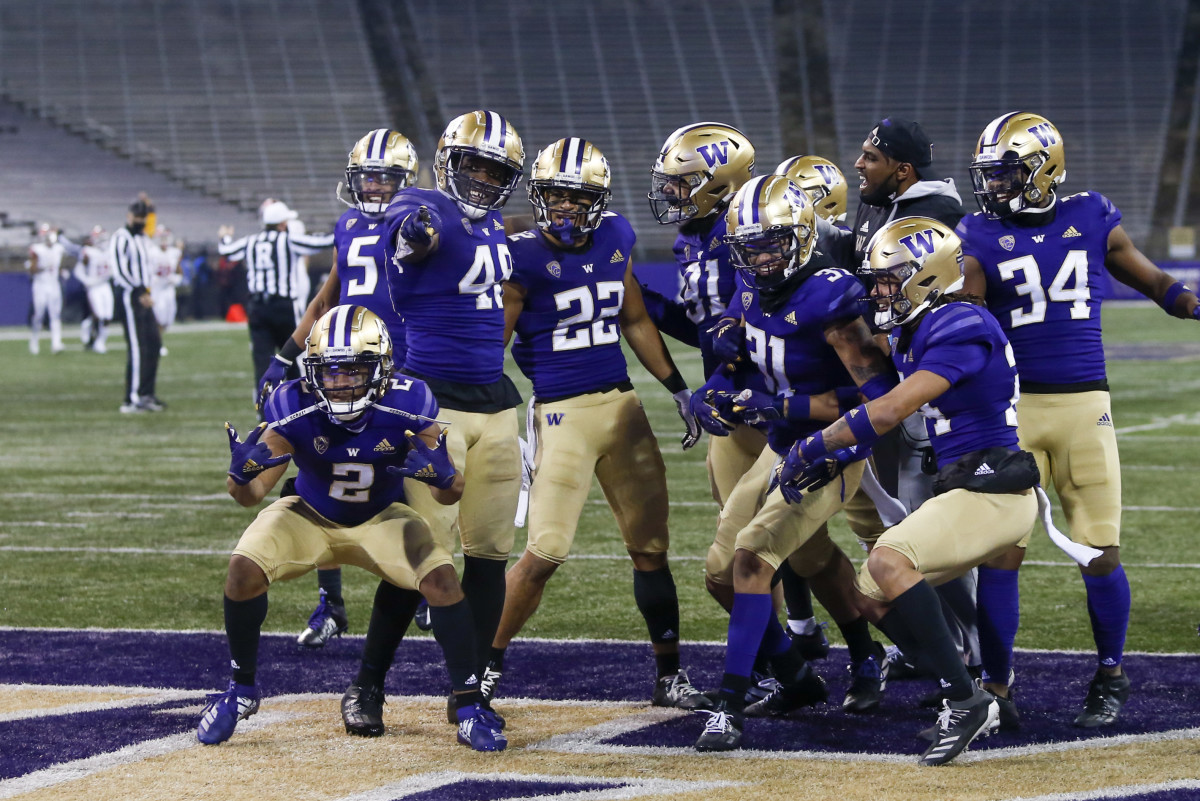 The Washington defense celebrates a fourth-quarter interception against Utah. 