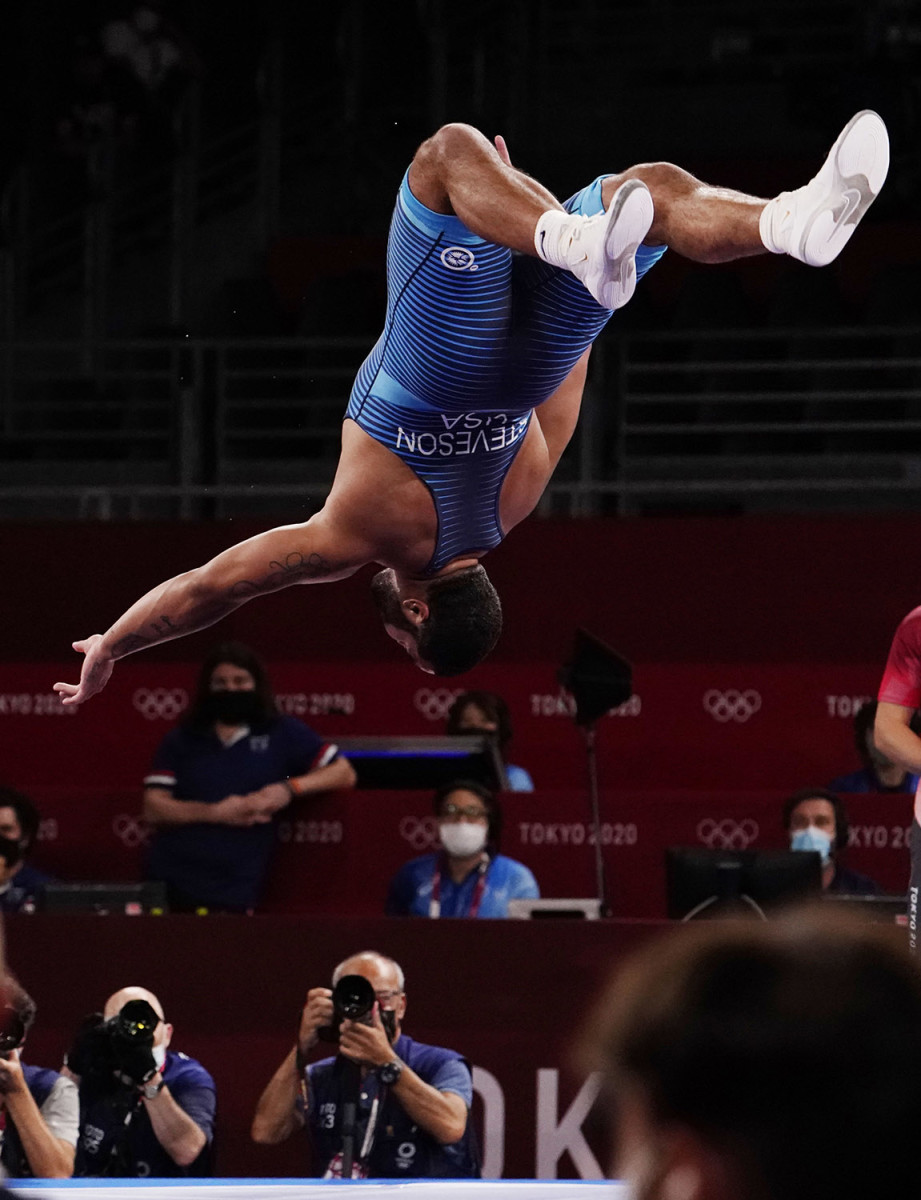 steveson-wrestling-backflip