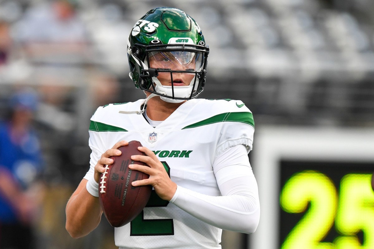 Jets QB Zach Wilson warming up