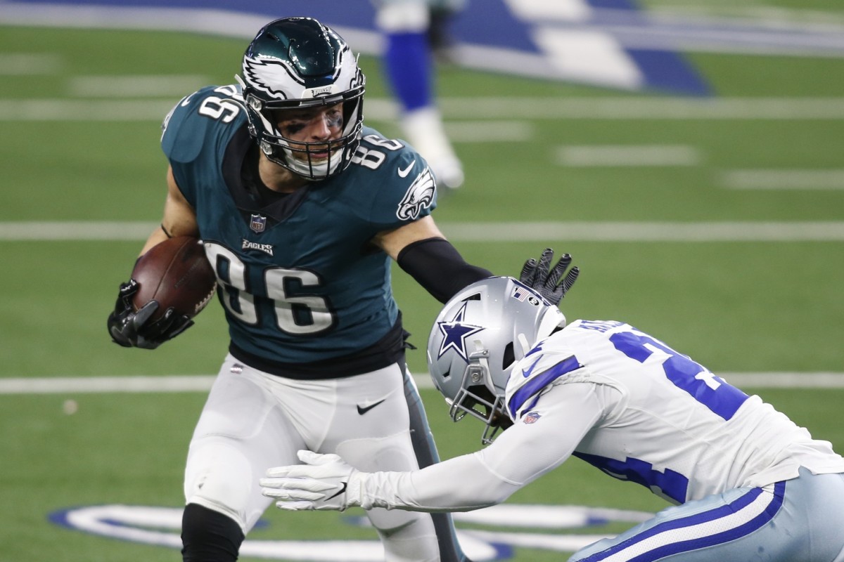 Philadelphia Eagles tight end Zach Ertz (86) runs after making a catch in the fourth quarter against Cowboys cornerback Chidobe Awuzie (24). Mandatory Credit: Tim Heitman-USA TODAY 