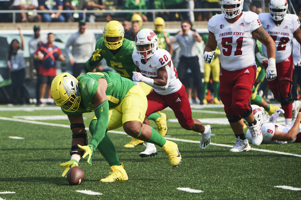 Mase Funa recovers a fumble following a strip sack by Kayvon Thibodeaux against Fresno State at Autzen Stadium. 