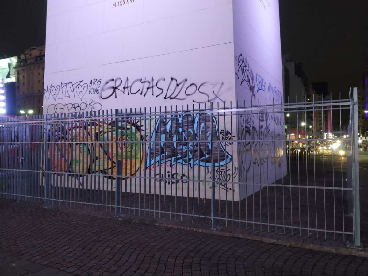 La otra cara del triunfo, destrozos millonarios en el Obelisco de Buenos Aires