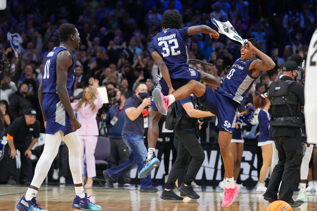 St. Peter's Peacocks basketball, Jaylen Murray, Latrell Reid, celebrate, March Madness