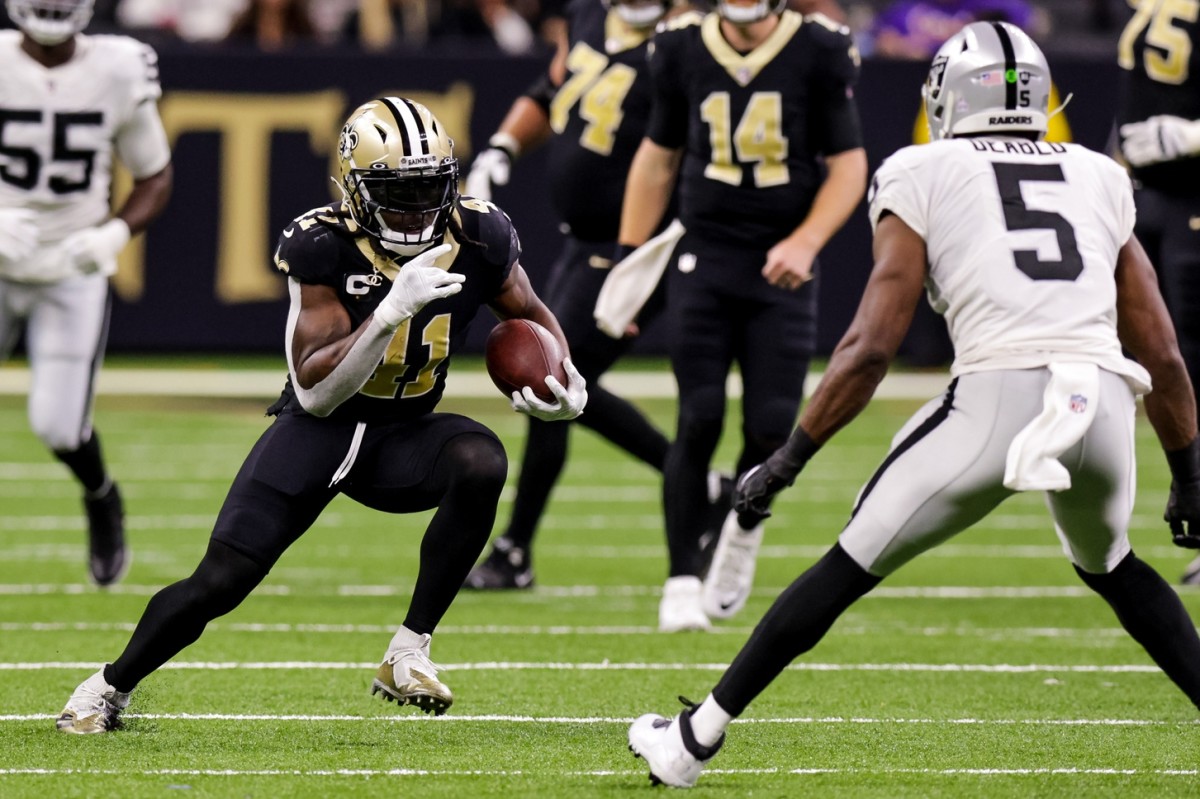 New Orleans Saints running back Alvin Kamara (41) against Las Vegas Raiders linebacker Divine Deablo (5). Mandatory Credit: Stephen Lew-USA TODAY Sports