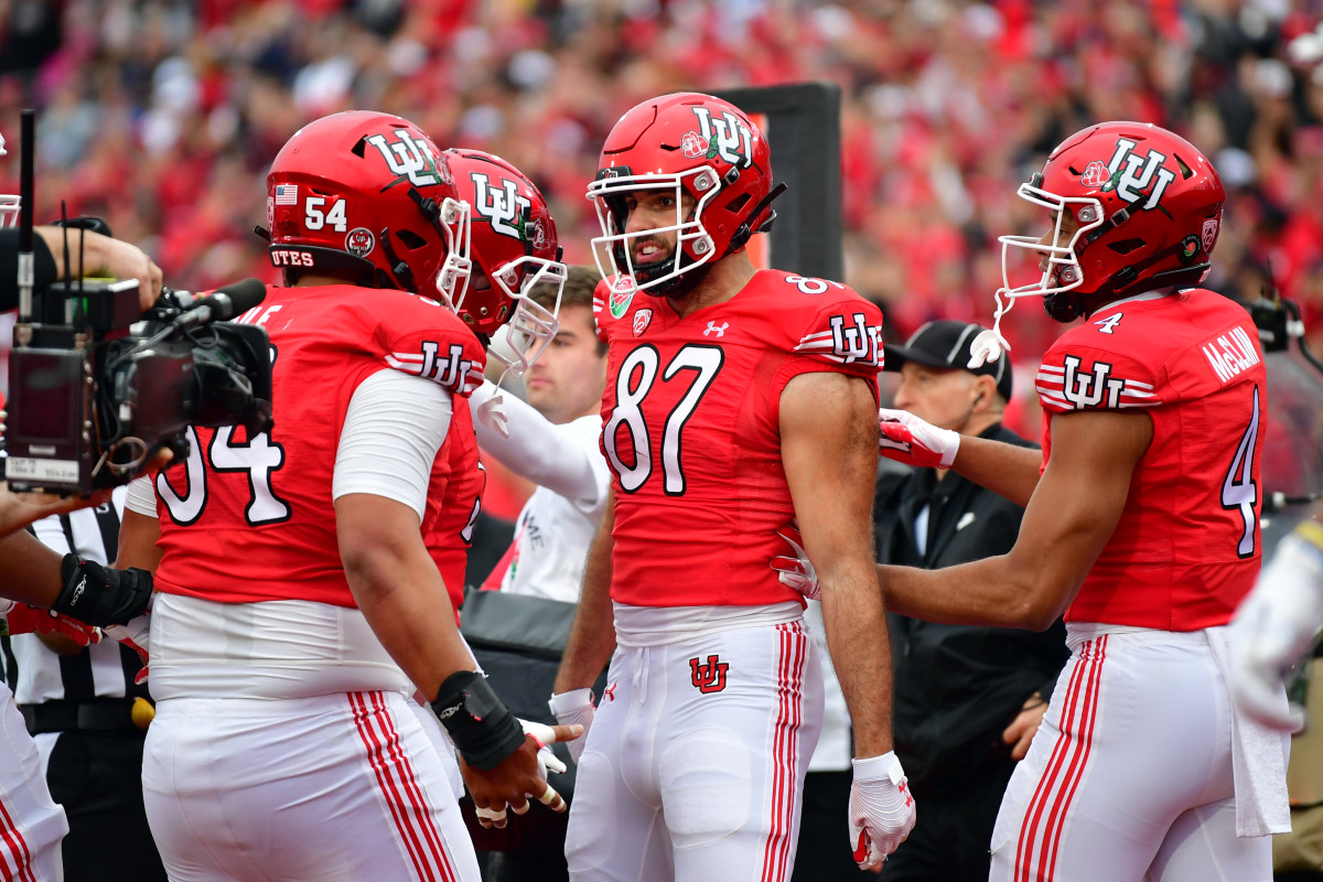 Utah Utes tight end Thomas Yassmin (87) celebrates with teammates after making a catch for a touchdown against the Penn State Nittany Lions in the first half in the 109th Rose Bowl game at the Rose Bo...