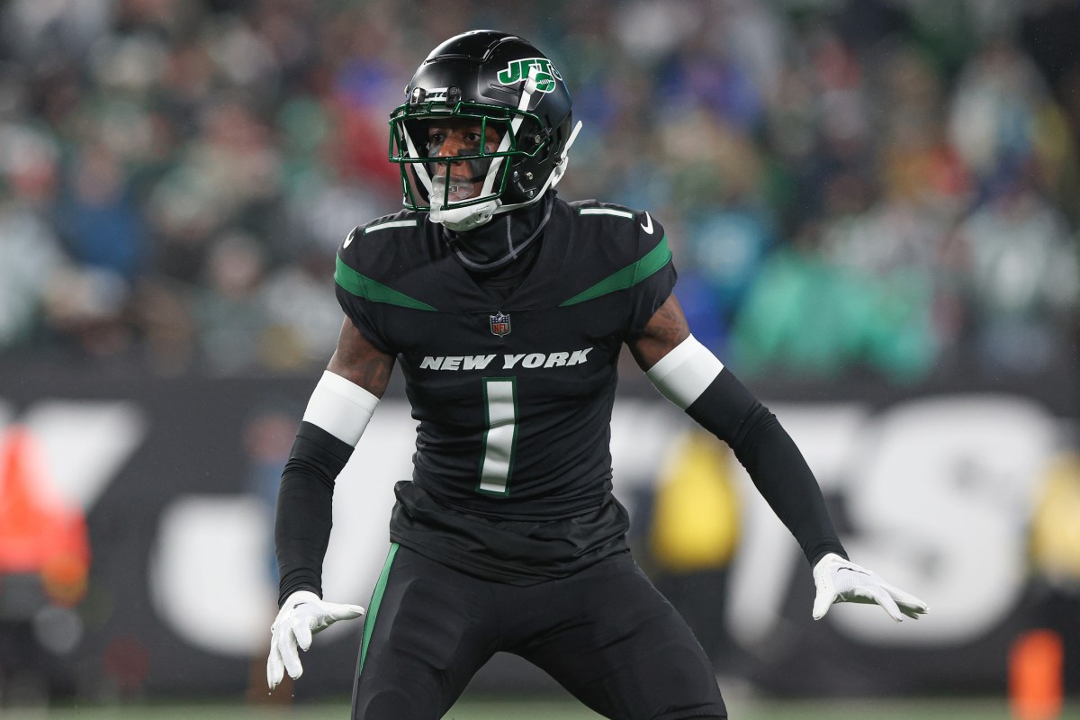 New York Jets CB Sauce Gardner playing defense