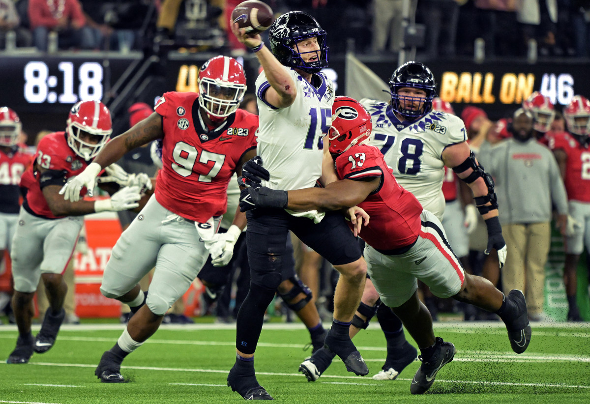 Georgia players tackle Max Duggan