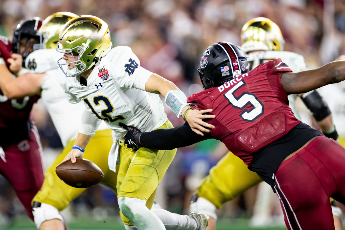 South Carolina outside linebacker Jordan Burch attempts to tackle Notre Dame quarterback Tyler Buchner.