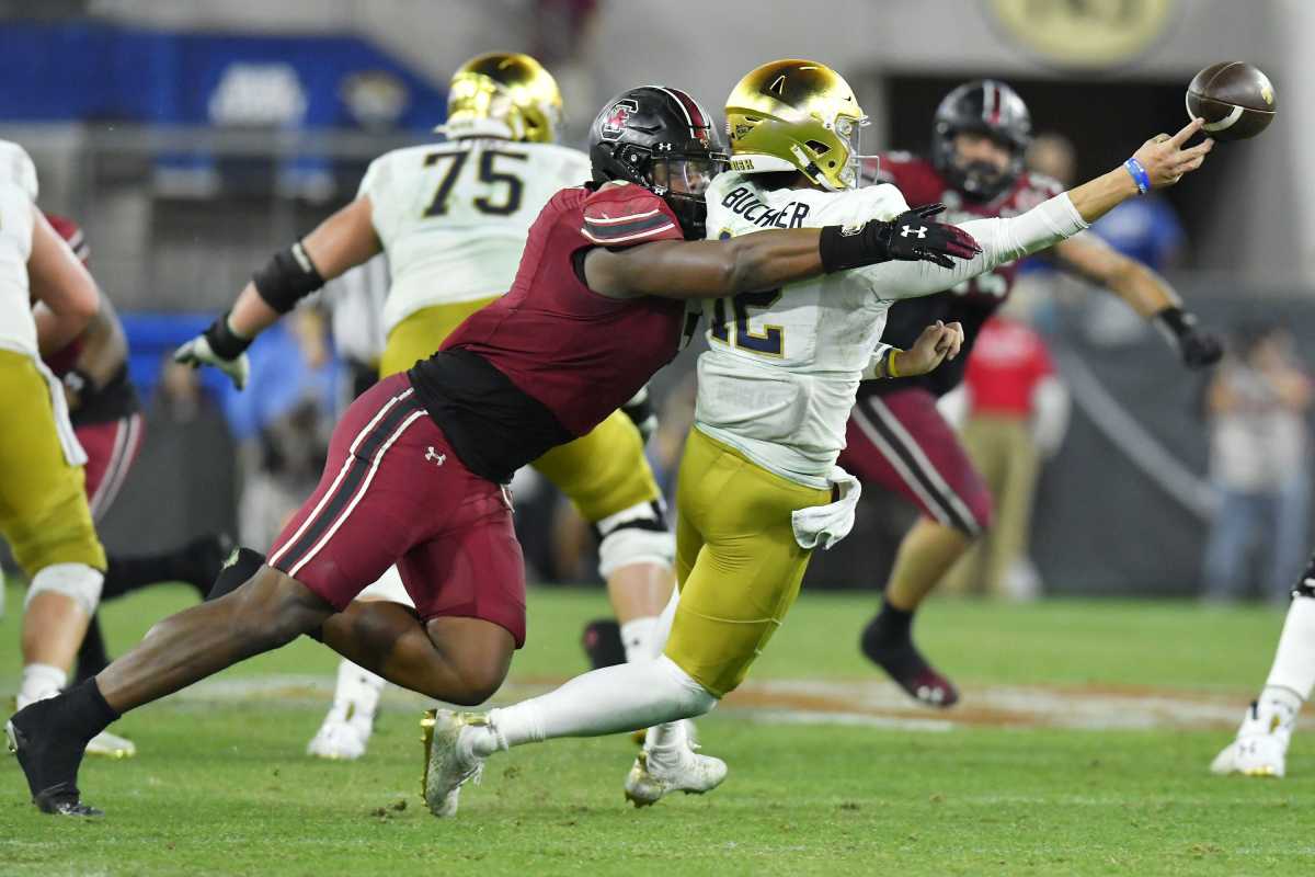 Jordan Burch tackles Notre Dame quarterback Tyler Buchner during the 2022 Gator Bowl.