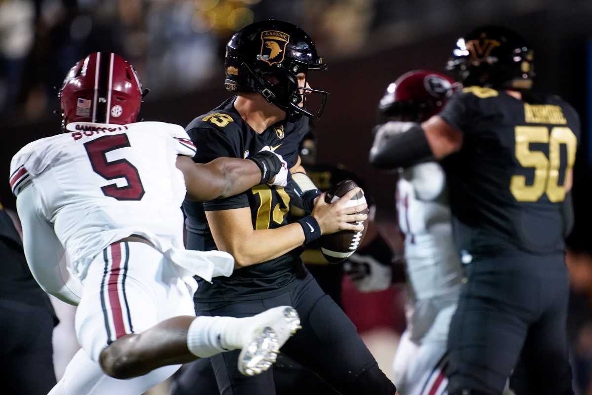 Jordan Burch (5) pressures Vanderbilt quarterback AJ Swann during the 2022 season.
