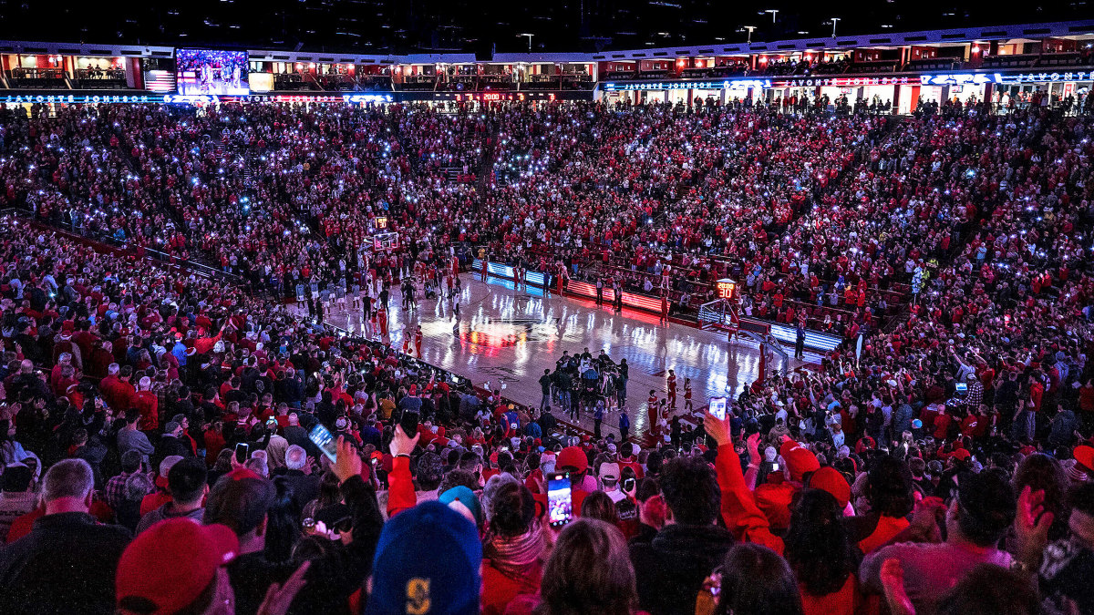 Fans light up New Mexico’s The Pit with cell phones