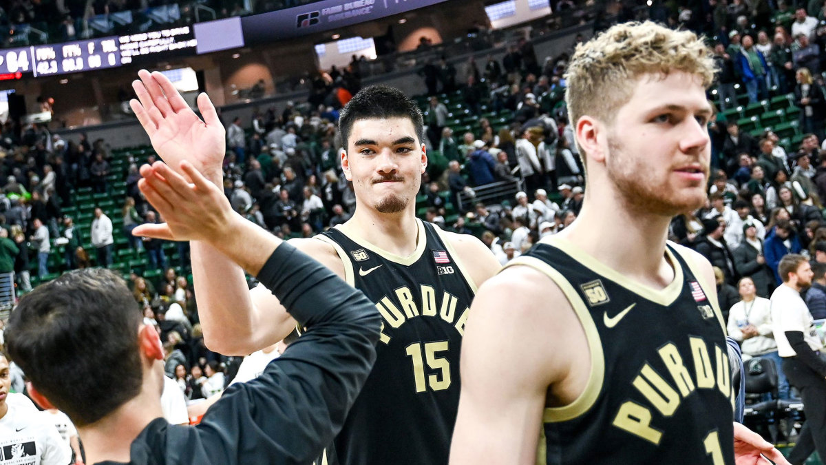 Purdue’s Zach Edey high-fives someone