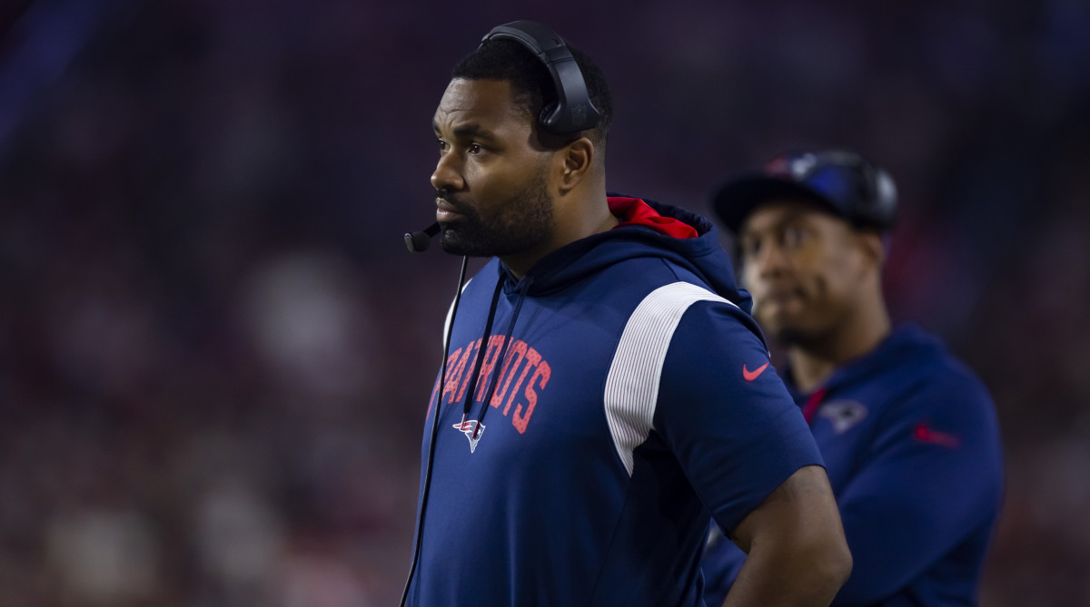 Patriots linebackers coach Jerod Mayo