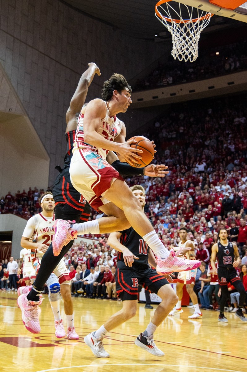 Trey Galloway (32) drives to the basket vs. Rutgers.