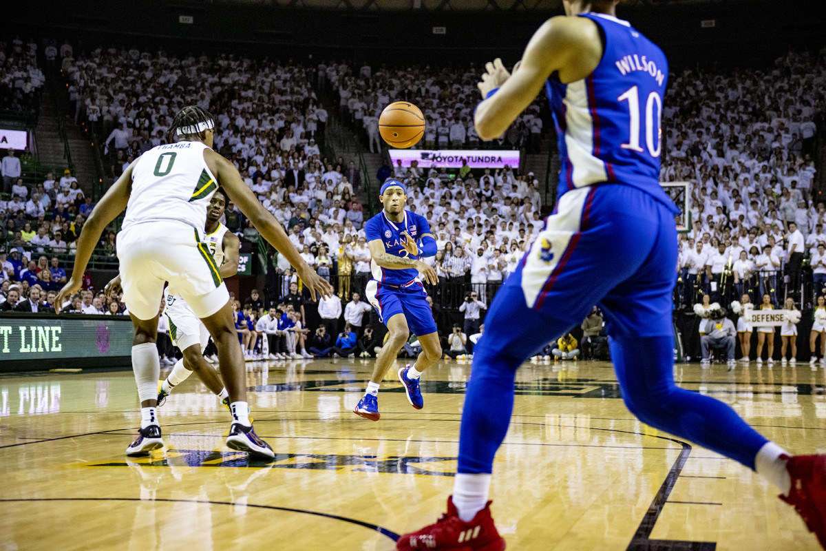 Kansas’s Dajuan Harris Jr. makes a pass to Jalen Wilson