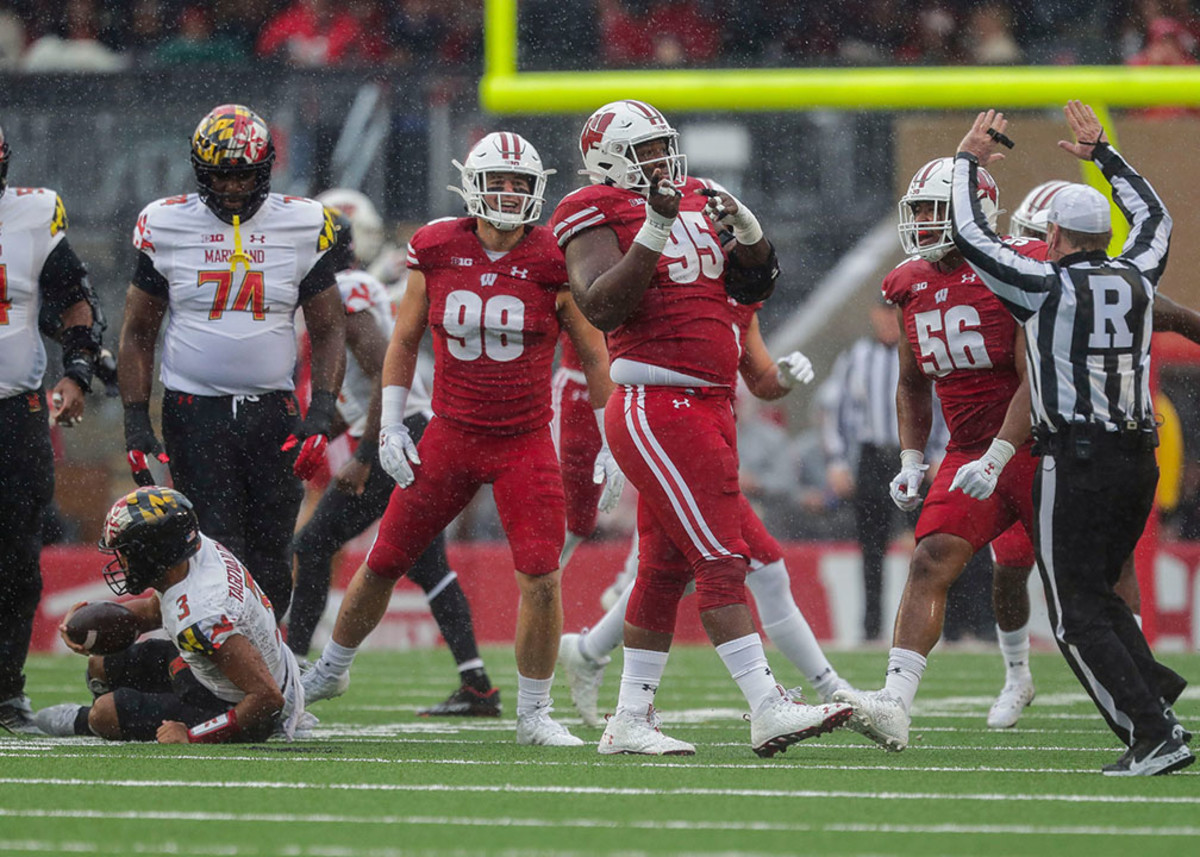 Wisconsin Badgers defensive tackle Keeanu Benton