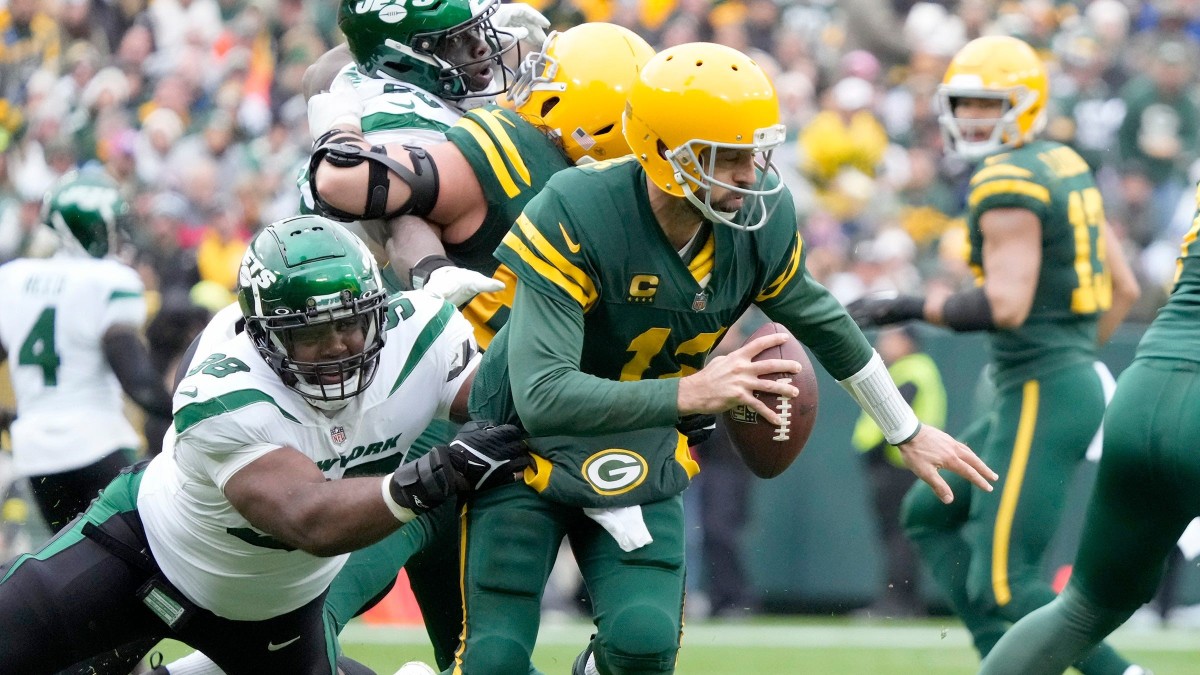 Packers QB Aaron Rodgers escapes the grasp of Jets DT Sheldon Rankins. (Photo by USA Today Sports Images)
