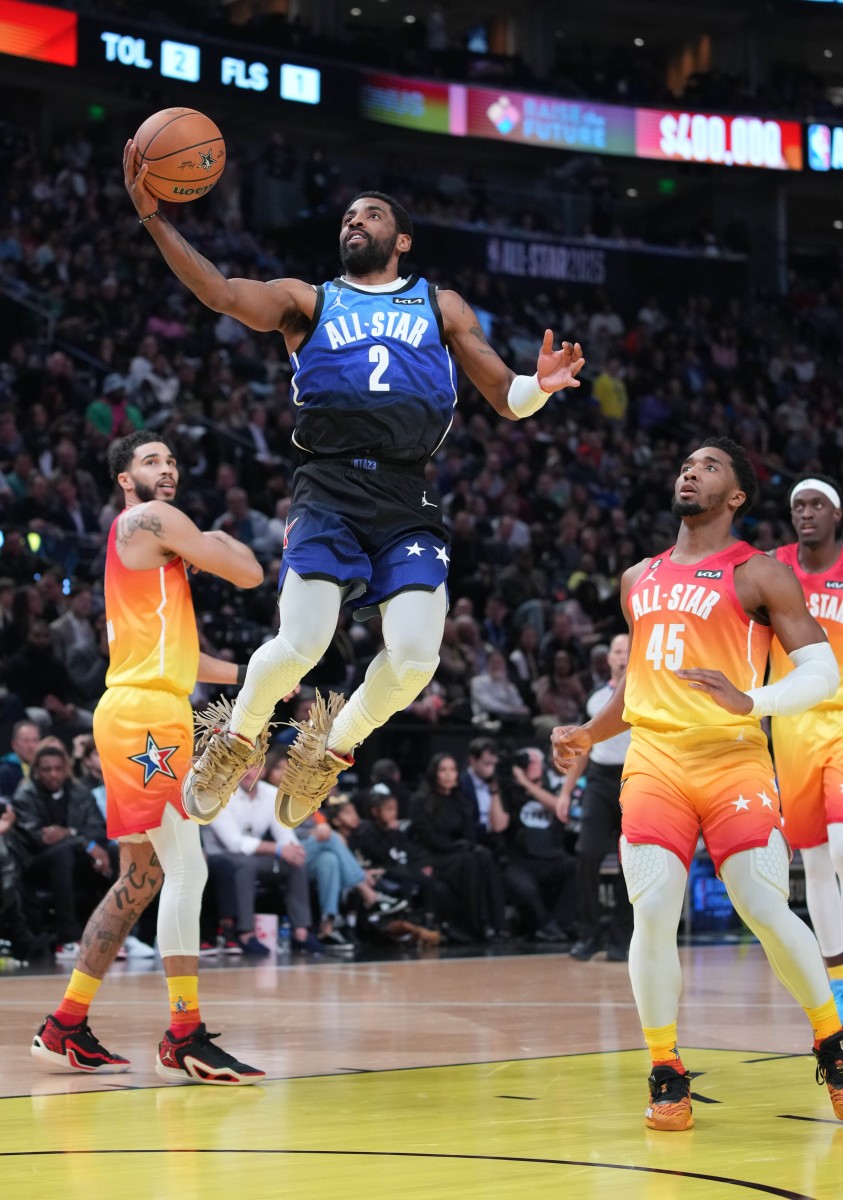 Kyrie Irving saltando para encestar en el NBA All Star Game