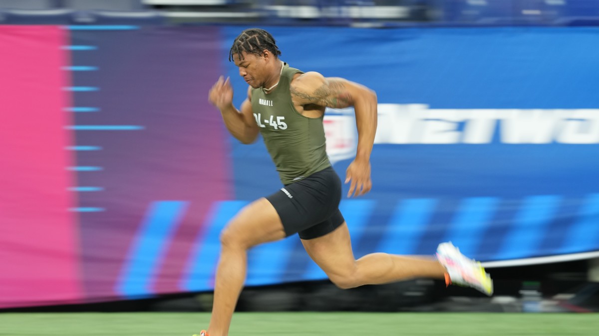 Nolan Smith runs his 40 at the Scouting Combine. (Photo by Kirby Lee/USA Today Sports)