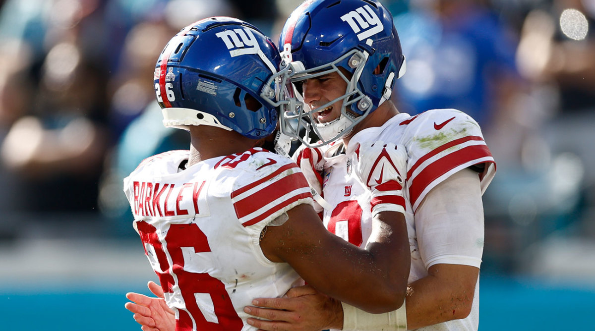 Saquon Barkley and Daniel Jones celebrate together