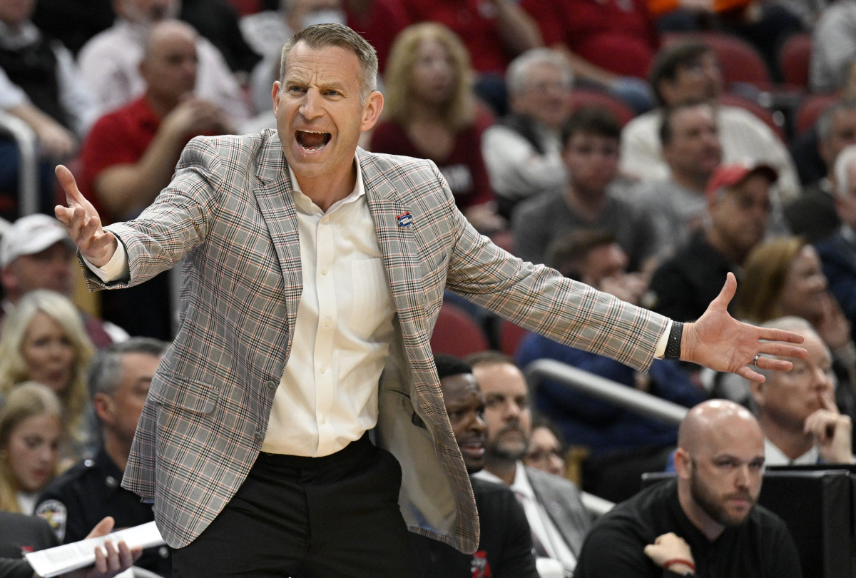 Mar 24, 2023; Louisville, KY, USA; Alabama Crimson Tide head coach Nate Oats during the first half of the NCAA tournament round of sixteen against the San Diego State Aztecs at KFC YUM! Center. Mandatory Credit: Jamie Rhodes-USA TODAY Sports