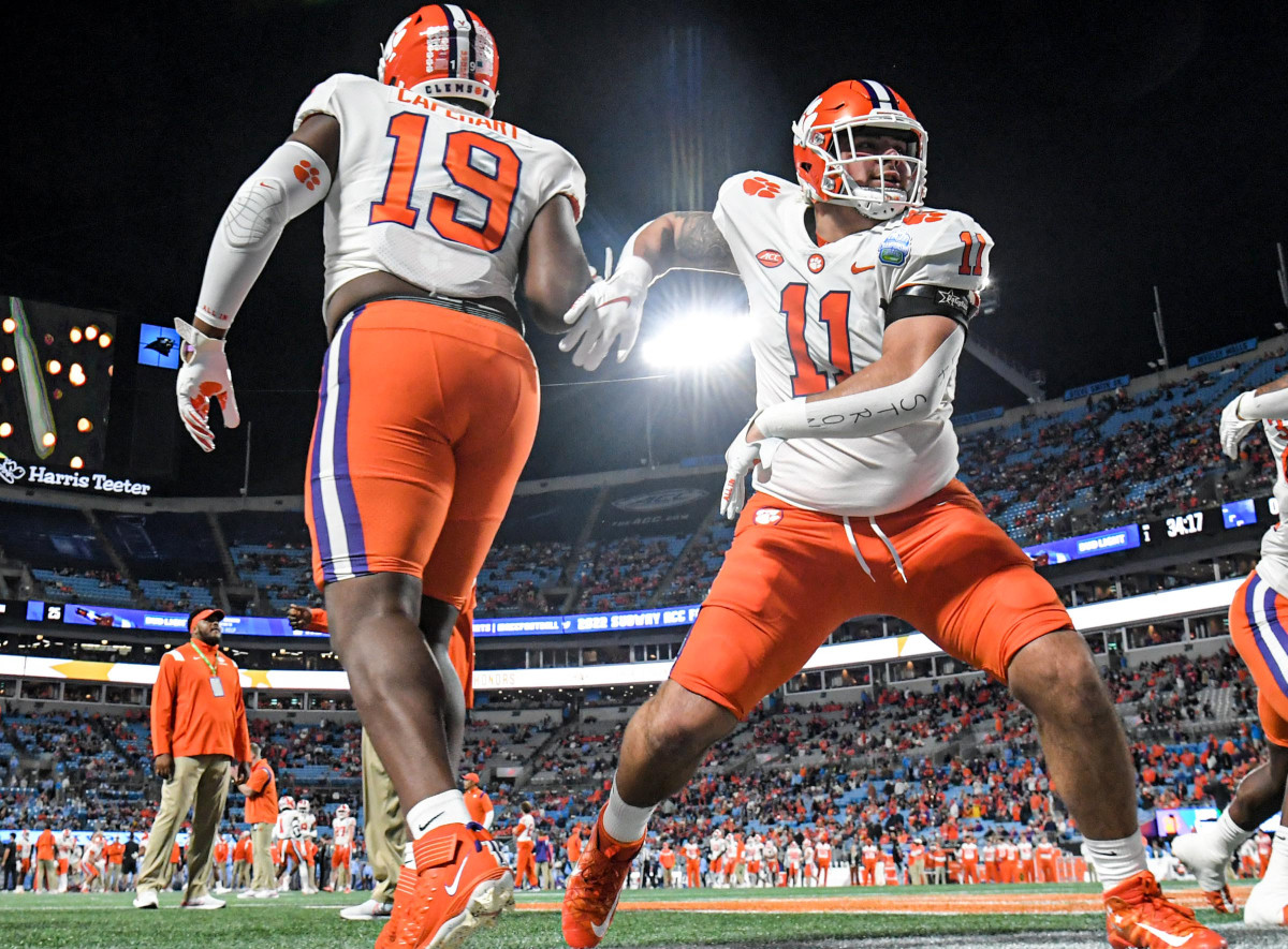 Bryan Bresee warms up before a game with defensive lineman DeMonte Capehart