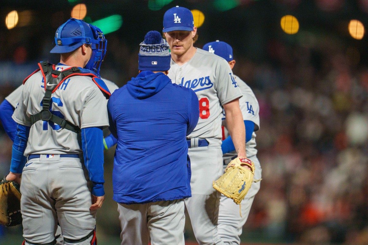Los Angeles manager Dave Roberts (30) talks with relief pitcher Shelby Miller in a game at San Francisco. (Neville E. Guard-USA TODAY Sports)