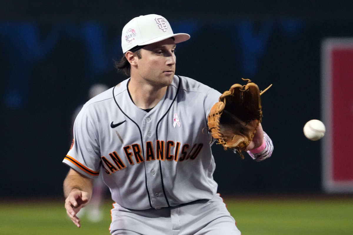 SF Giants prospect Casey Schmitt fields a ground ball against the Arizona Diamondbacks (2023).