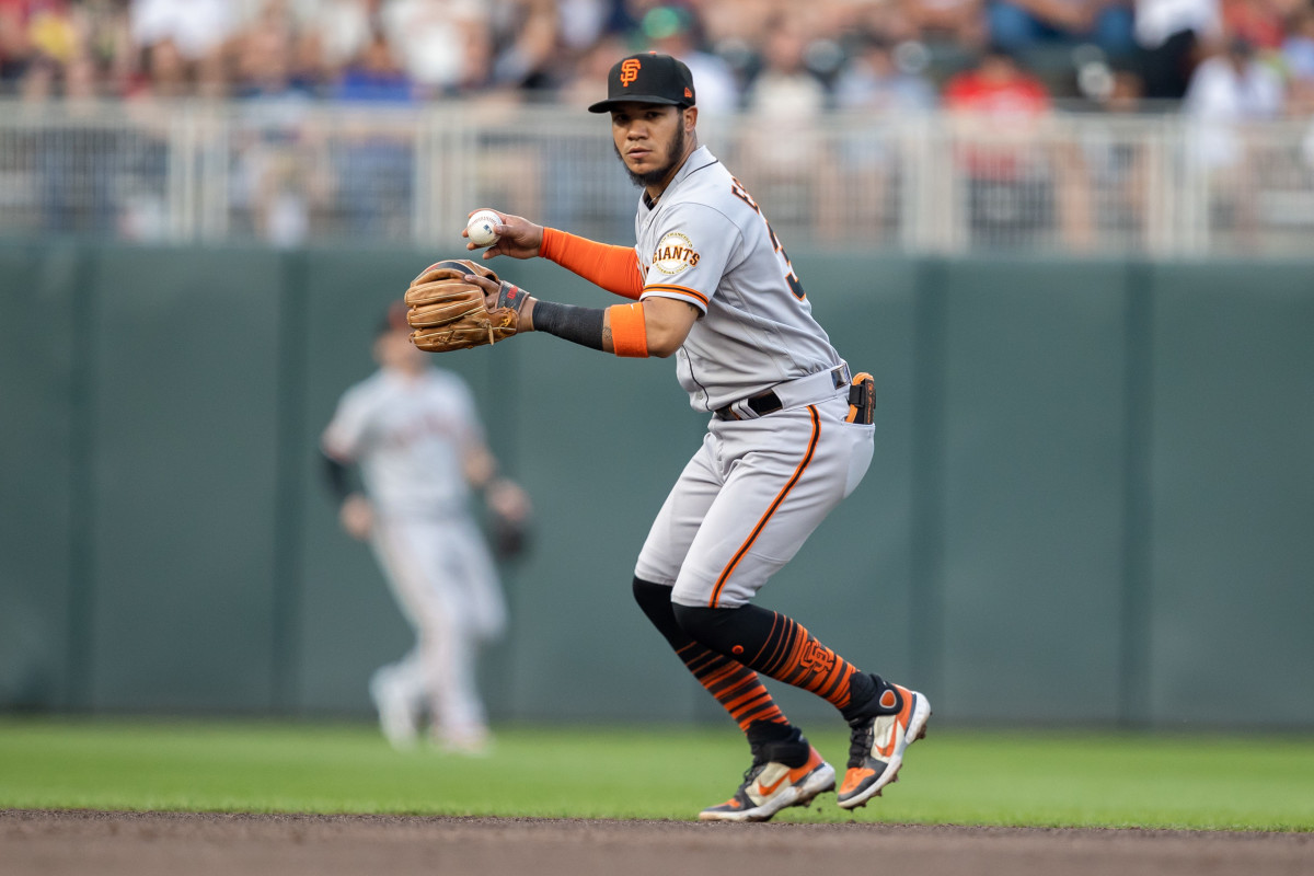 SF Giants second baseman Thairo Estrada gets ready to throw to first base. (2023)