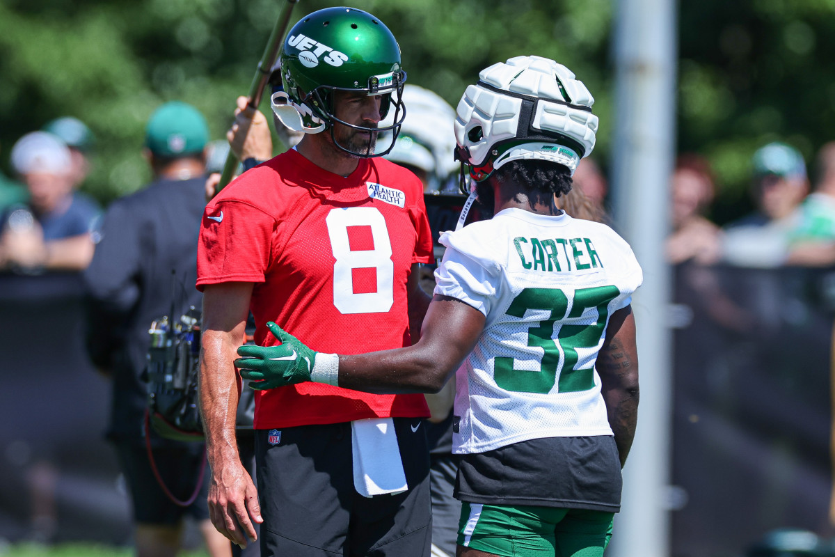 QB Aaron Rodgers (8) and RB Michael Carter (32)