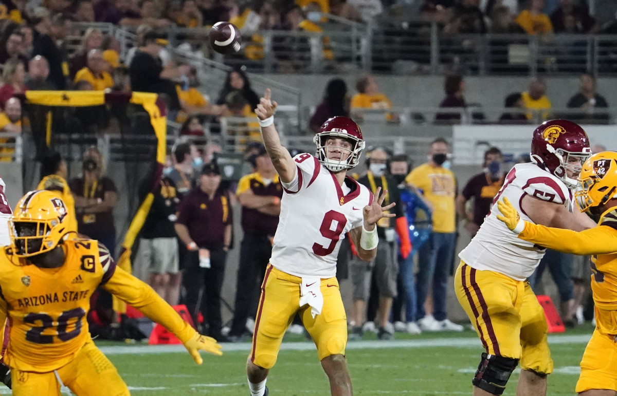 USC's Kedon Slovis throws a pass vs Arizona State