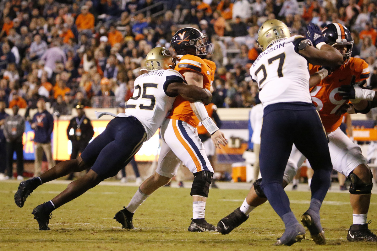 Georgia Tech Linebacker Charlie Thomas sacks Virginia Quarterback Brennan Armstrong