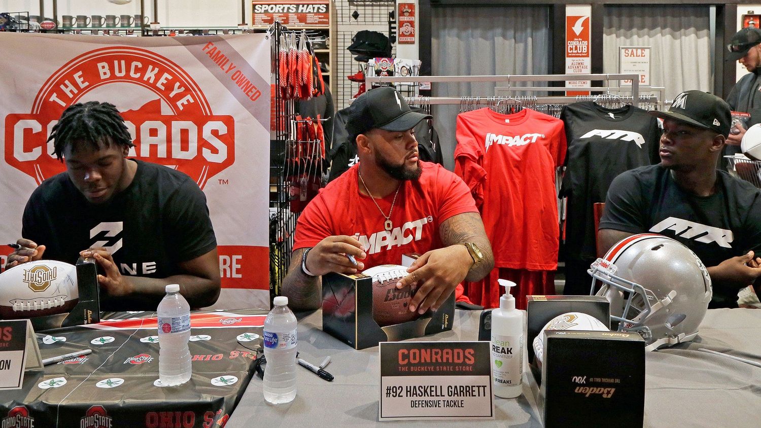 Three Ohio State football players sign autographs in 2021