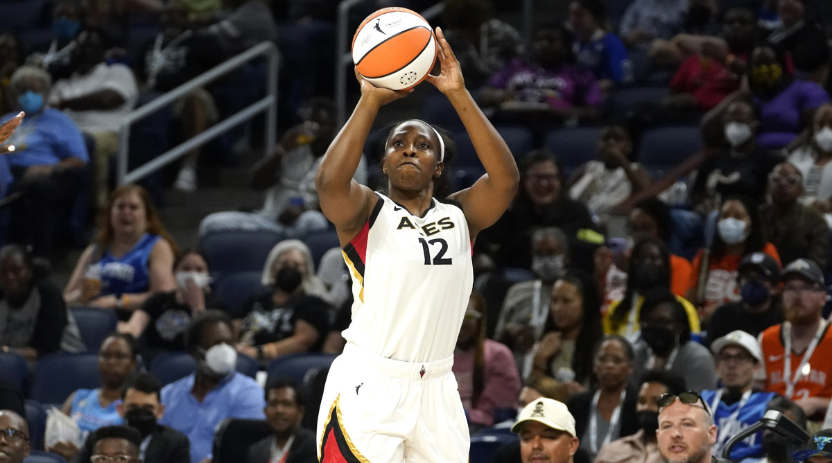 Las Vegas Aces’ Chelsea Gray shoots during the first half of the WNBA Commissioner’s Cup.