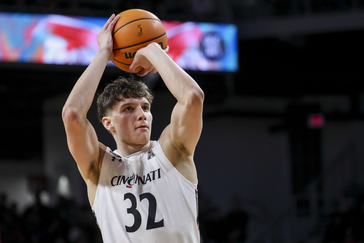 Feb 20, 2022; Cincinnati, Ohio, USA; Cincinnati Bearcats forward Jarrett Hensley (32) shoots a free throw against the Temple Owls in the first half at Fifth Third Arena. Mandatory Credit: Katie Stratman-USA TODAY Sports