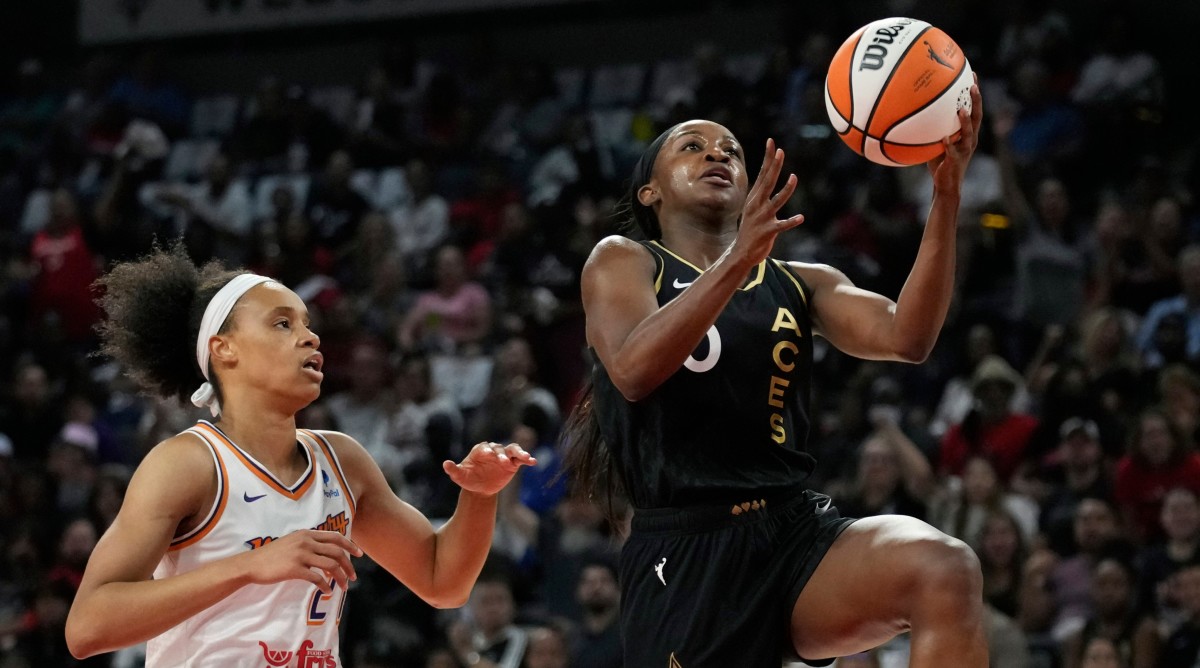 Jackie Young shooting a layup.