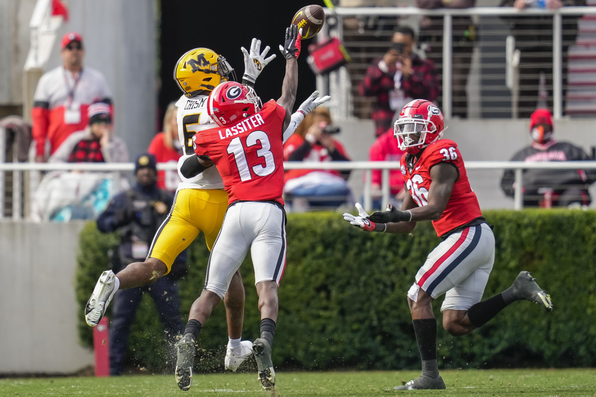 Kamari Lassiter (13) breaks up a pass against the Missouri Tigers in 2021.