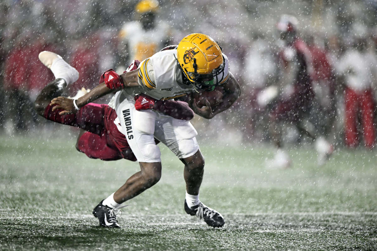 Jaylin Williams tackles Terez Traynor.