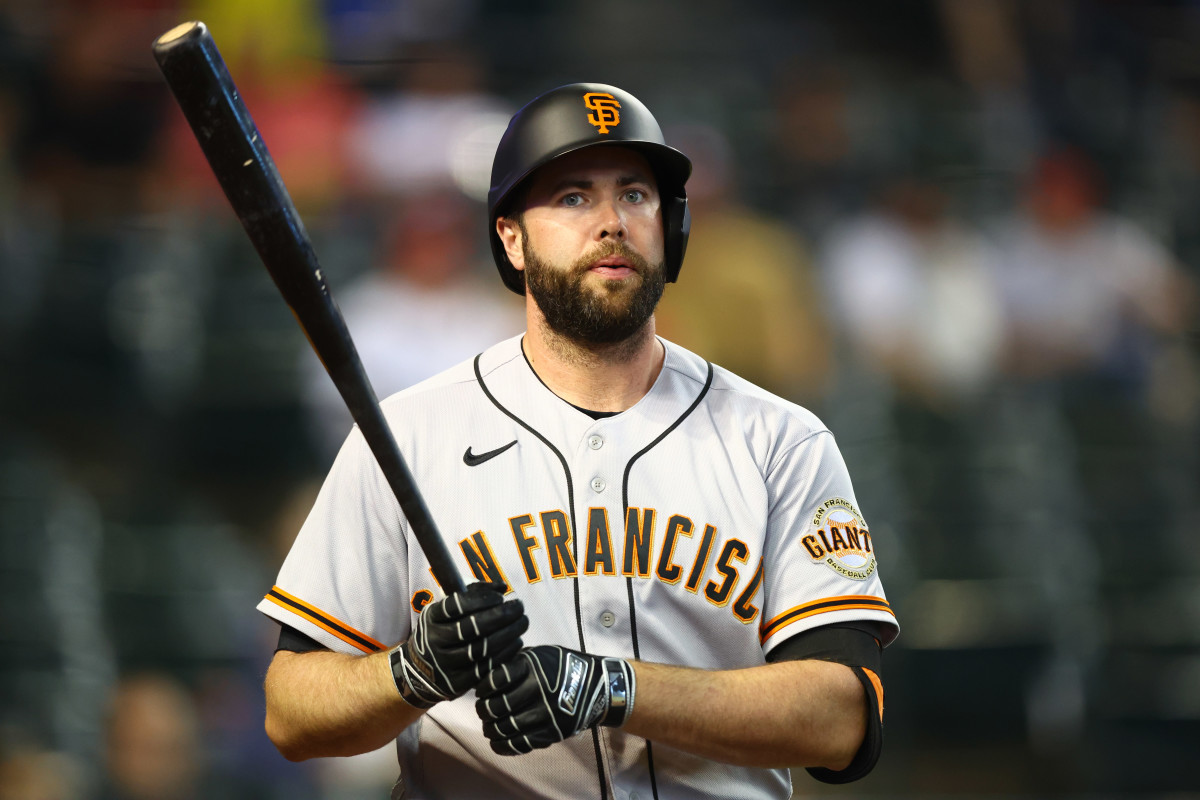 SF Giants outfielder Darin Ruf holds a bat while waiting in the on-deck circle. (2022)