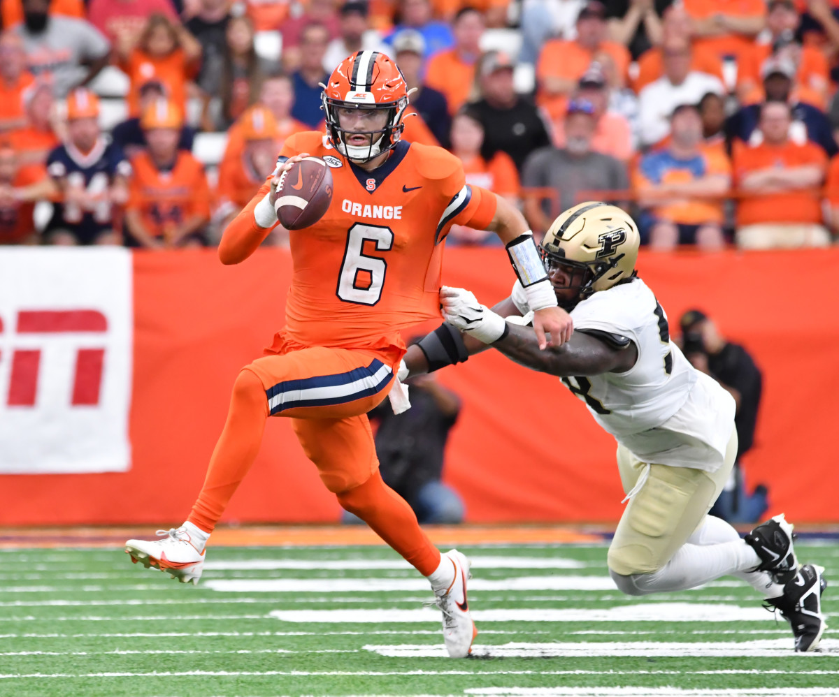 Syracuse quarterback Garrett Shrader