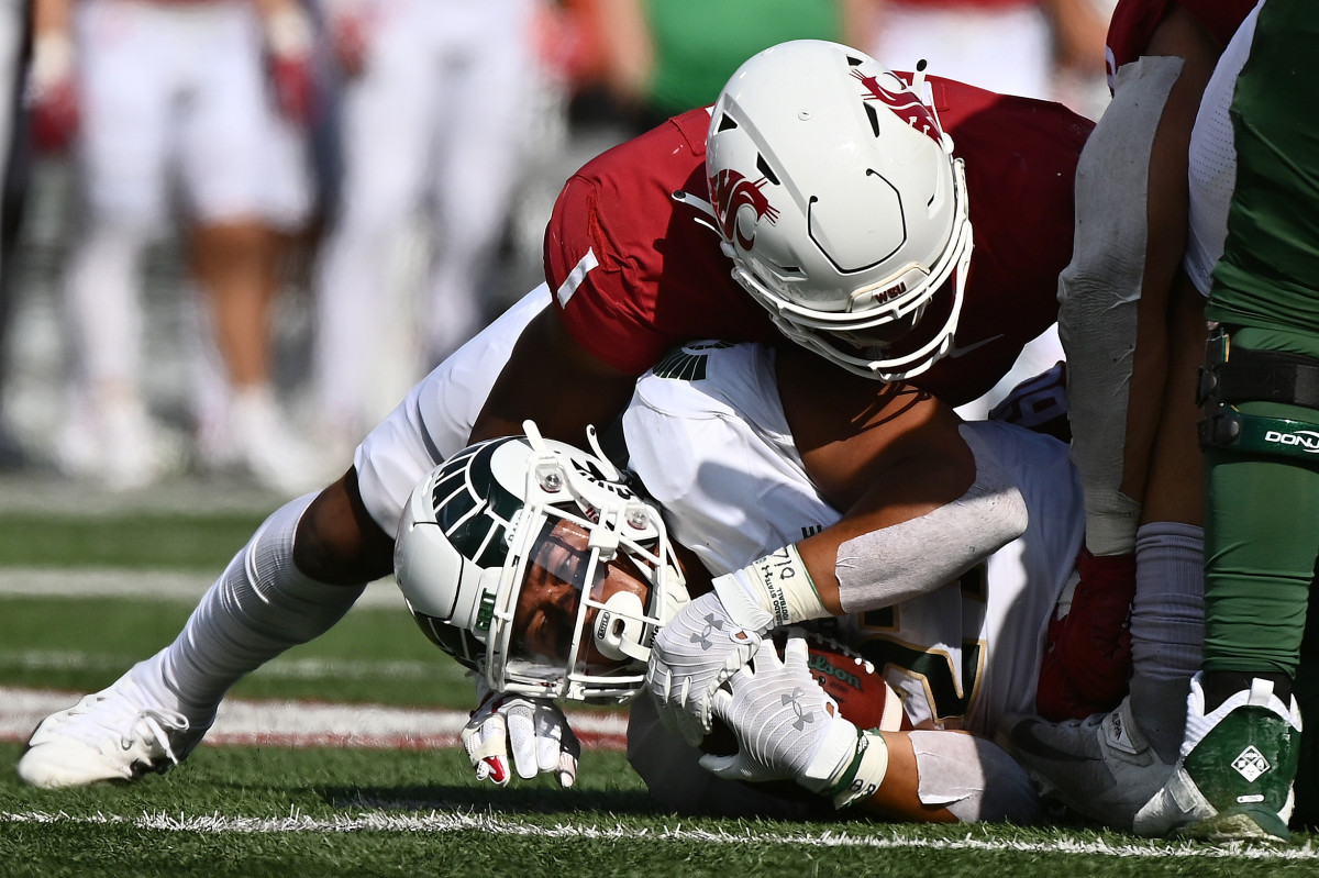 Washington State Cougars linebacker Daiyan Henley tackles Colorado State running back Jaylen Thomas in week 3. 