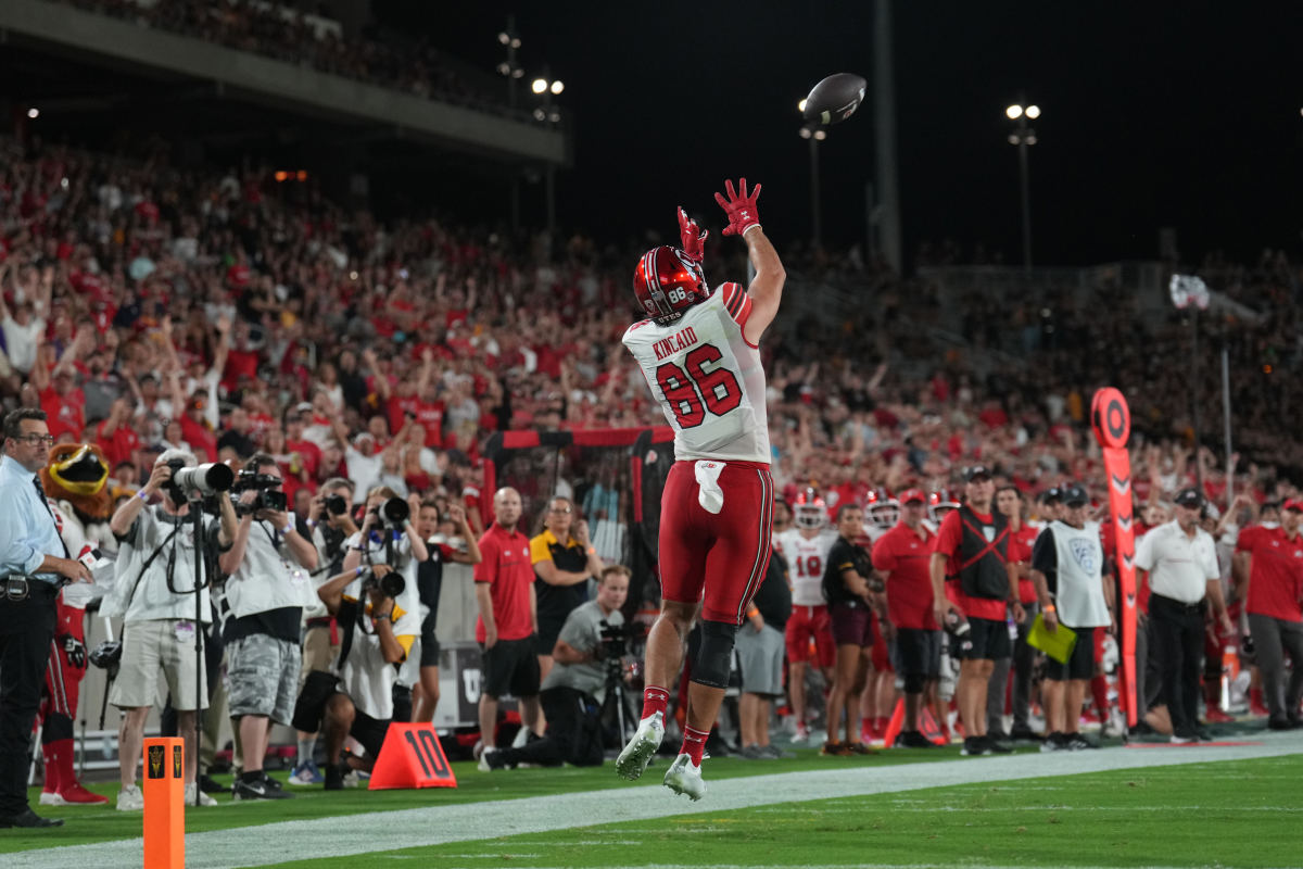 Utah Utes tight end Dalton Kincaid (86) catches a touchdown pass against the Arizona State Sun Devils during the first half at Sun Devil Stadium.