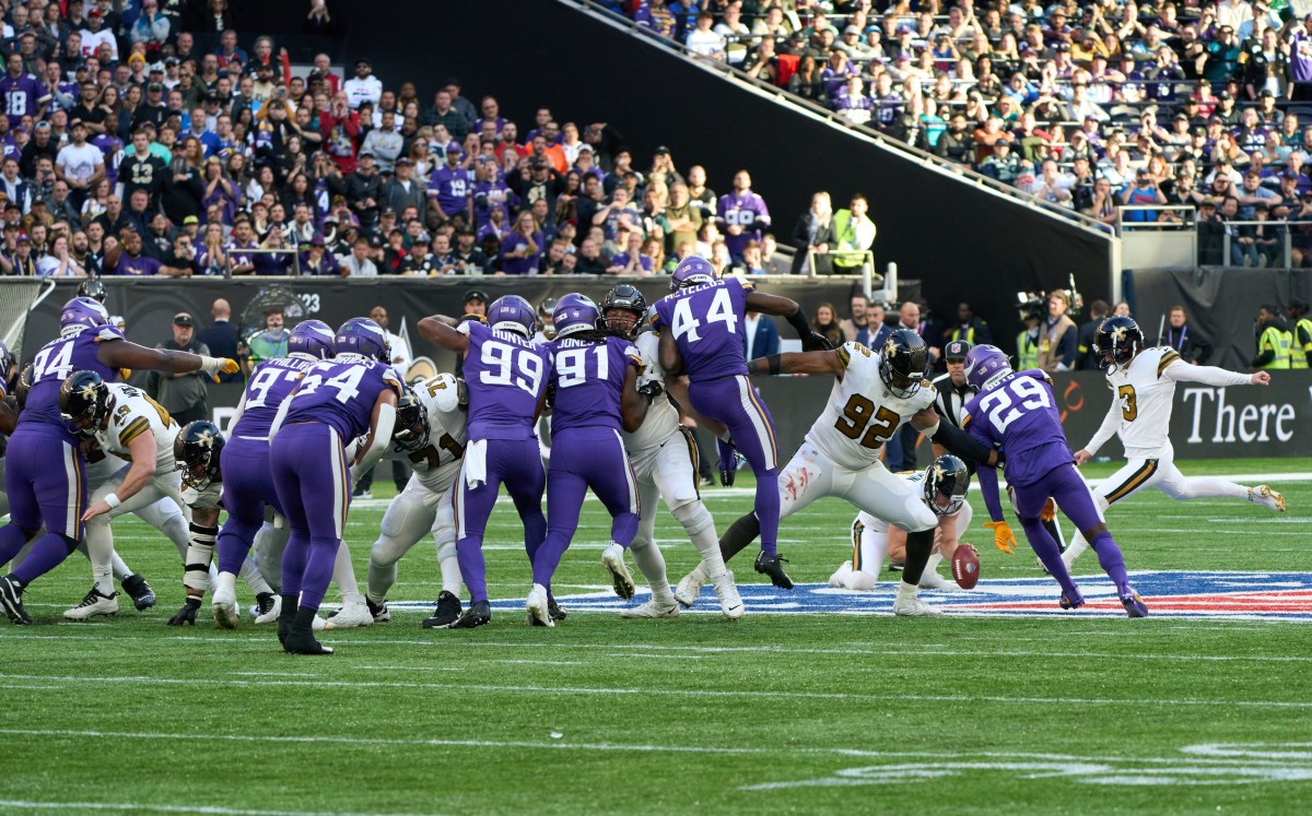 Saints kicker Will Lutz makes a 60-yard field goal late in the fourth quarter to tie the score. Lutz missed from 61 yards when his kick bounced of the upright and then the crossbar.